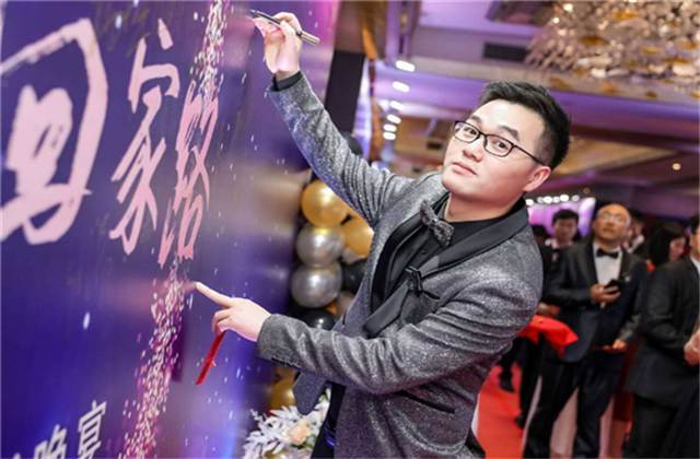 【高光“疫”事】勇敢逆行的特殊“网约车”——AG贵宾会90后，用信念打通生命运输线